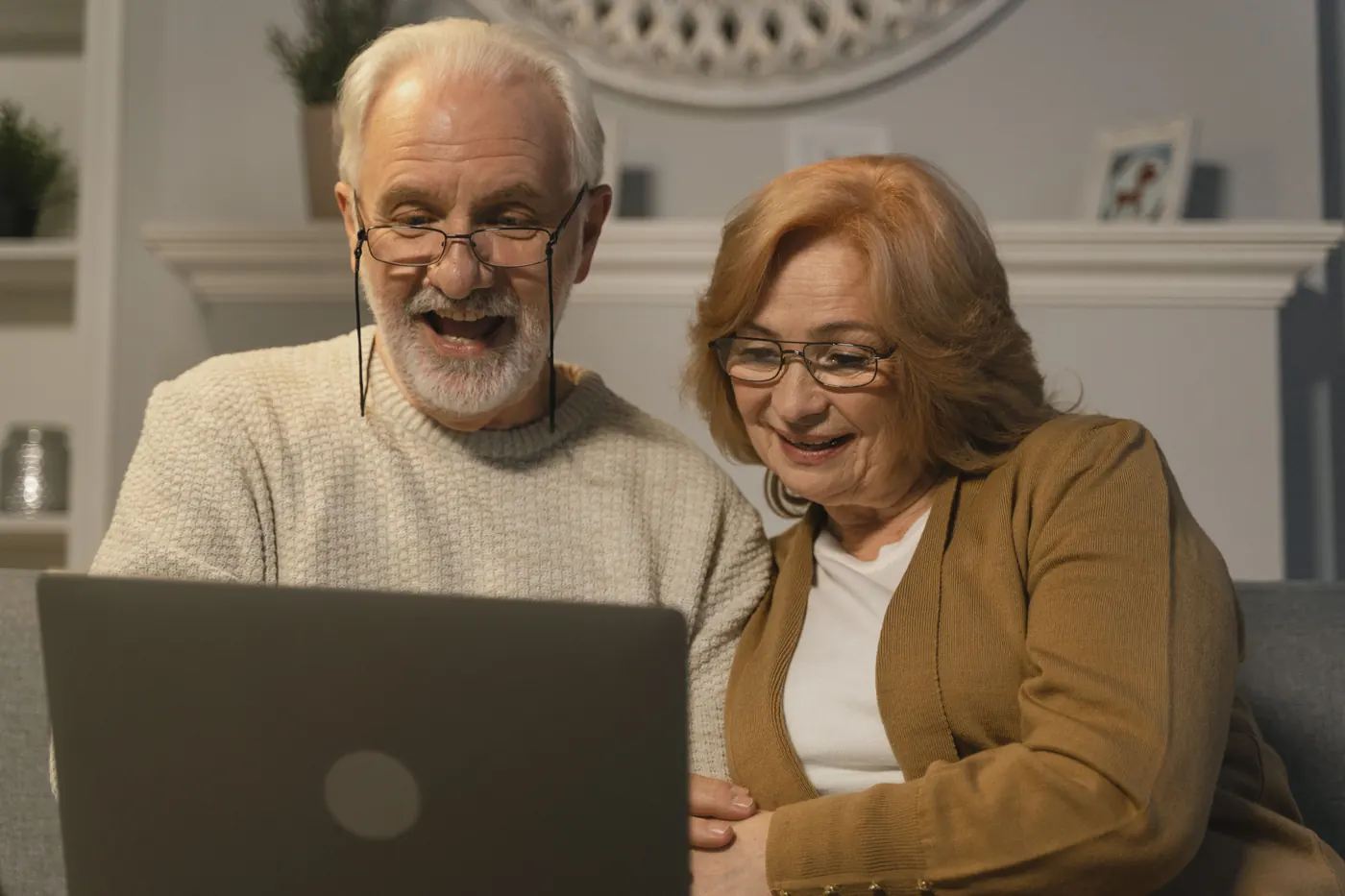 Avós acompanhando juntos pelo computador